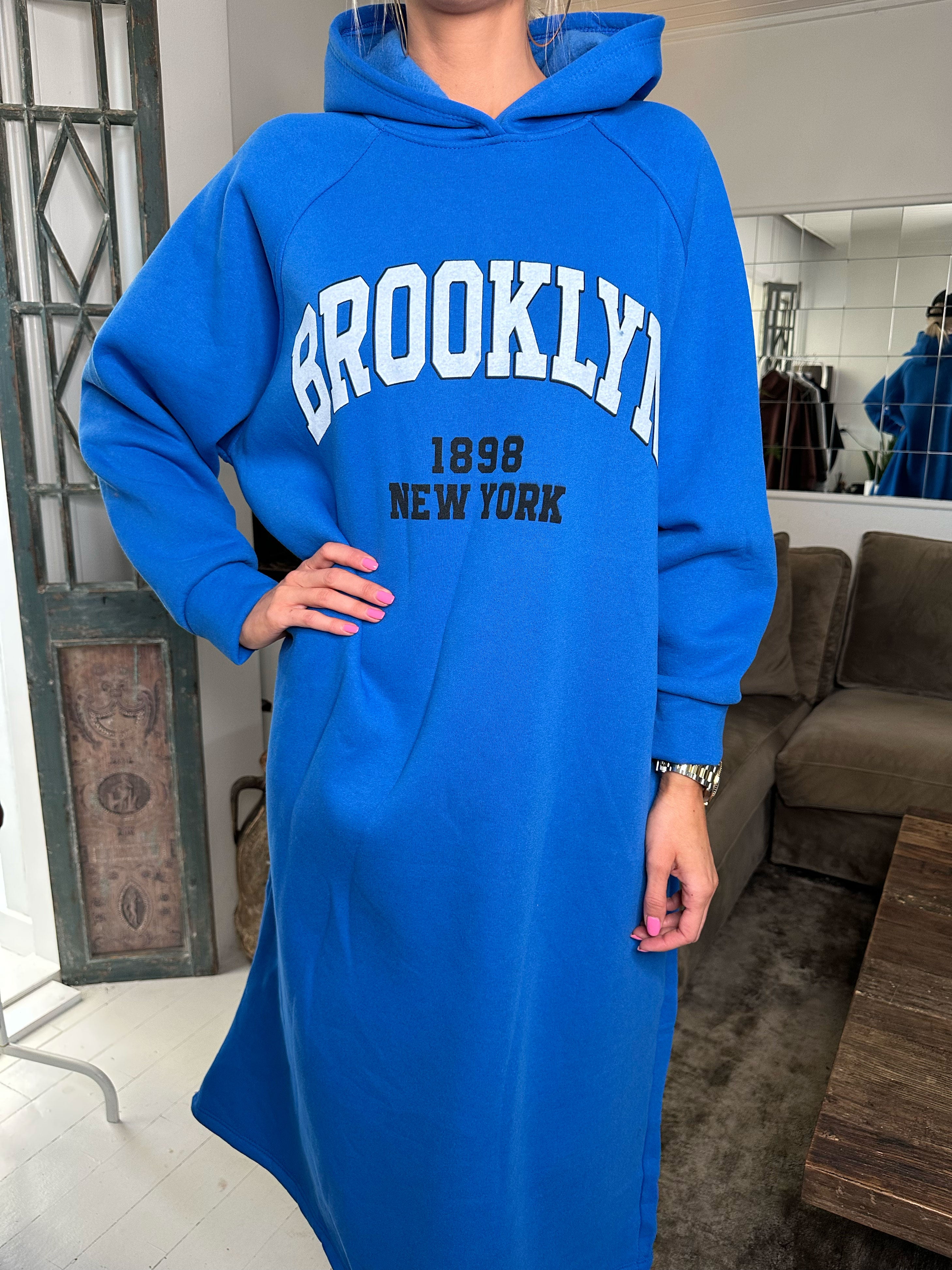 Angela - Lang hoodiekjole i bomuld med skrift på brystet